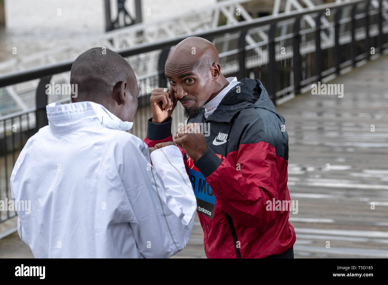 Londra, Regno Unito. 24 apr 2019. Soldi VIRGIN LONDON MARATHON Photocall Eliud Kipchoge dal Kenya è difendere la maratona di Londra campione e un ex 5,000m Campione del Mondo e Sir Mo Farah 2018 Chicago campione di maratona, più giochi olimpici e mondo via campione, Credito: Ian Davidson/Alamy Live News Foto Stock