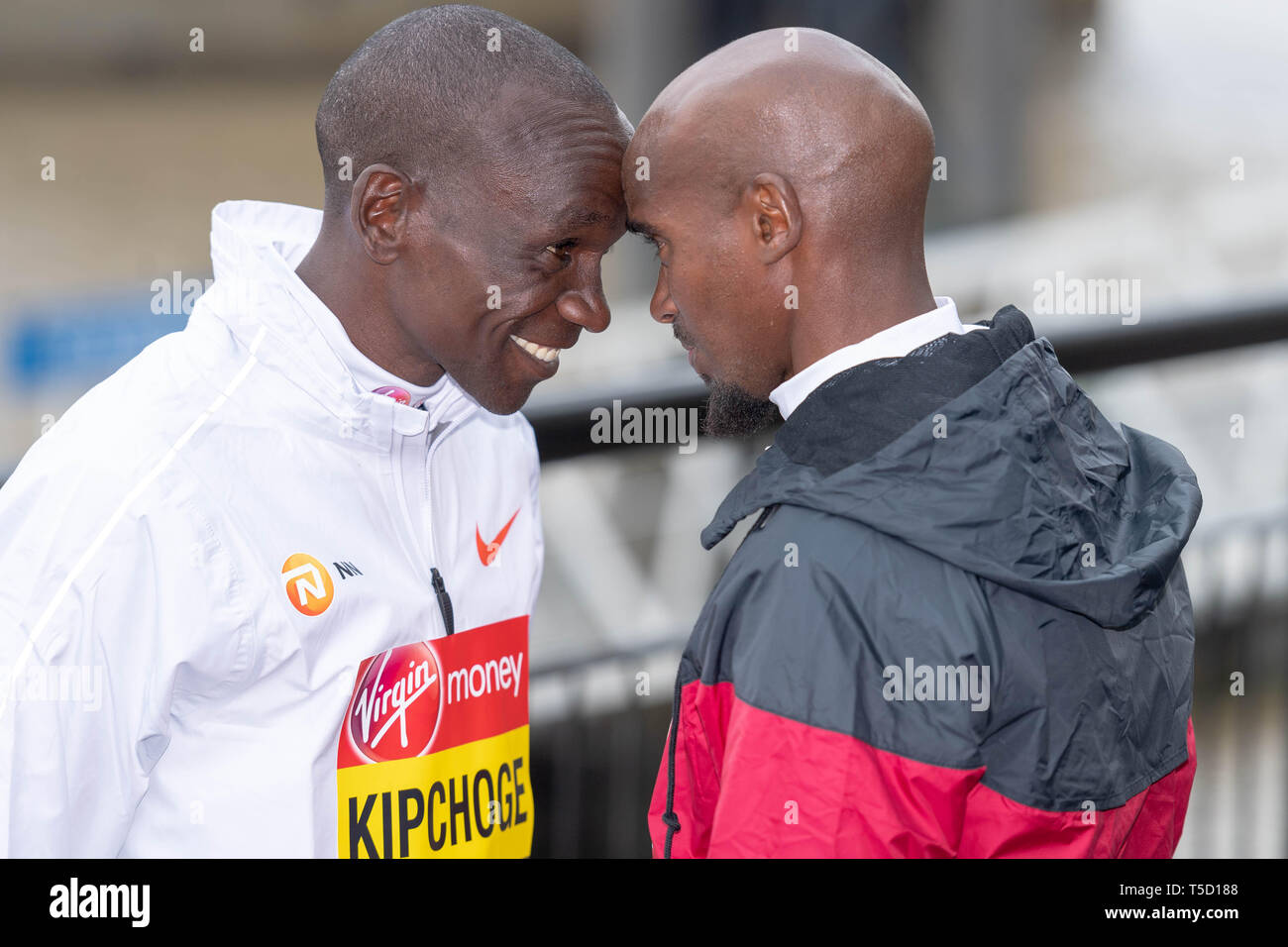Londra, Regno Unito. 24 apr 2019. Soldi VIRGIN LONDON MARATHON Photocall Eliud Kipchoge dal Kenya è difendere la maratona di Londra campione e un ex 5,000m Campione del Mondo (sinistra) e Sir Mo Farah 2018 Chicago campione di maratona, più giochi olimpici e mondo via campione, Credito: Ian Davidson/Alamy Live News Foto Stock