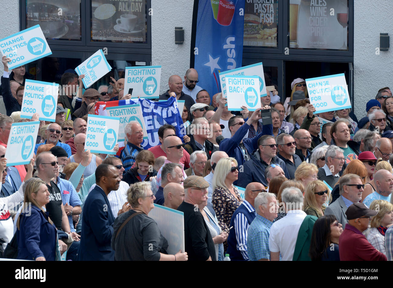 Clacton On Sea, Essex, Regno Unito. 24 Aprile, 2019. Clacton On Sea Essex Nigel Farage leader del Partito Brexit detiene un rally al Molo ingresso in quello che è stato descritto come il 'Most città euroscettici nel paese' Credit: MARTIN DALTON/Alamy Live News Foto Stock