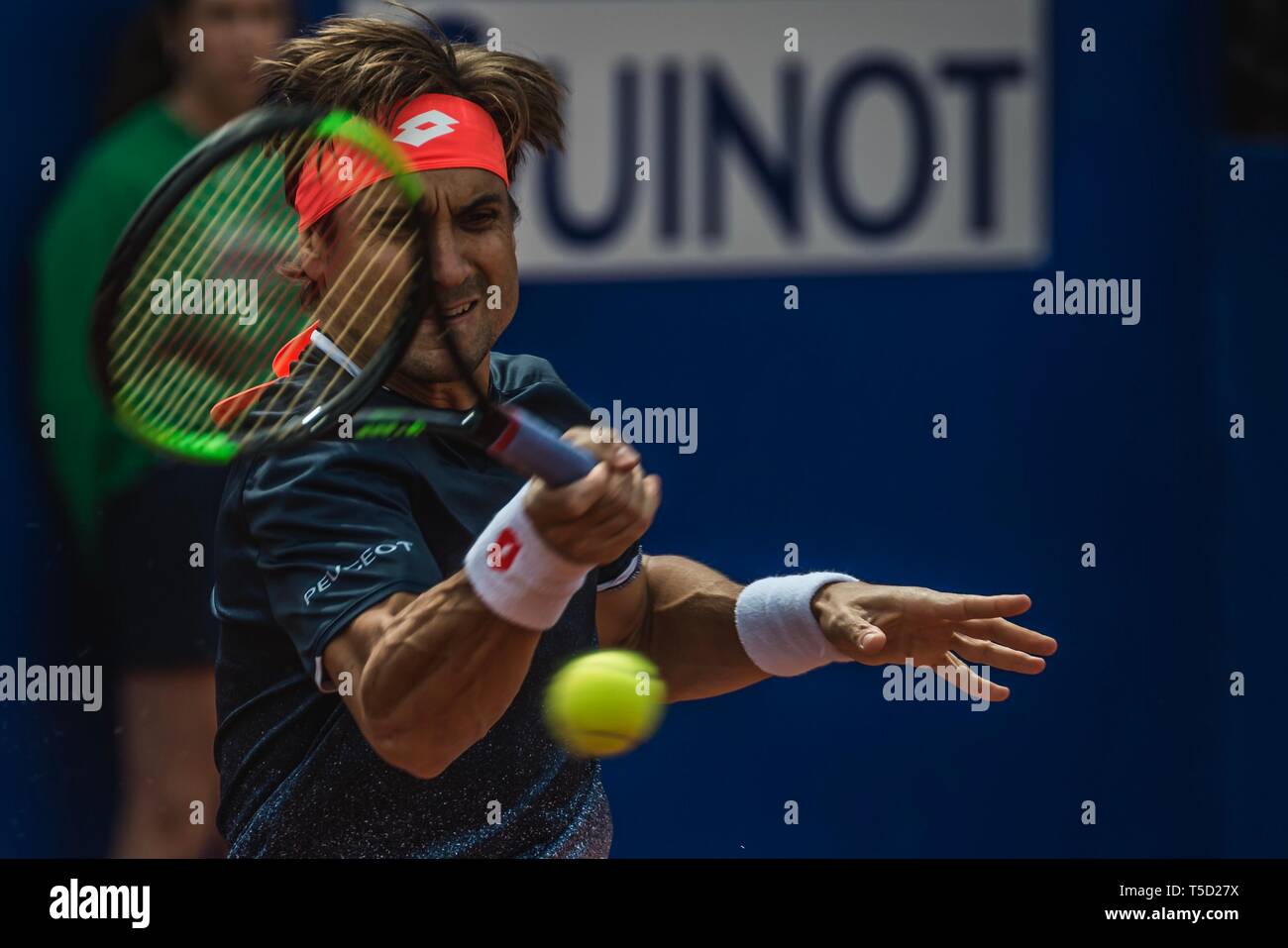 Barcellona, Spagna. 24 apr, 2019. Barcellona, . 24 Aprile 2019: David FERRER (ESP) restituisce la palla a Lucas Pouille (FRA) durante il giorno 3 del "Barcelona Open Banc Sabadell' 2019. Ferrer vince 6:3, 6:1 Credito: Matthias Oesterle/Alamy Live News Foto Stock