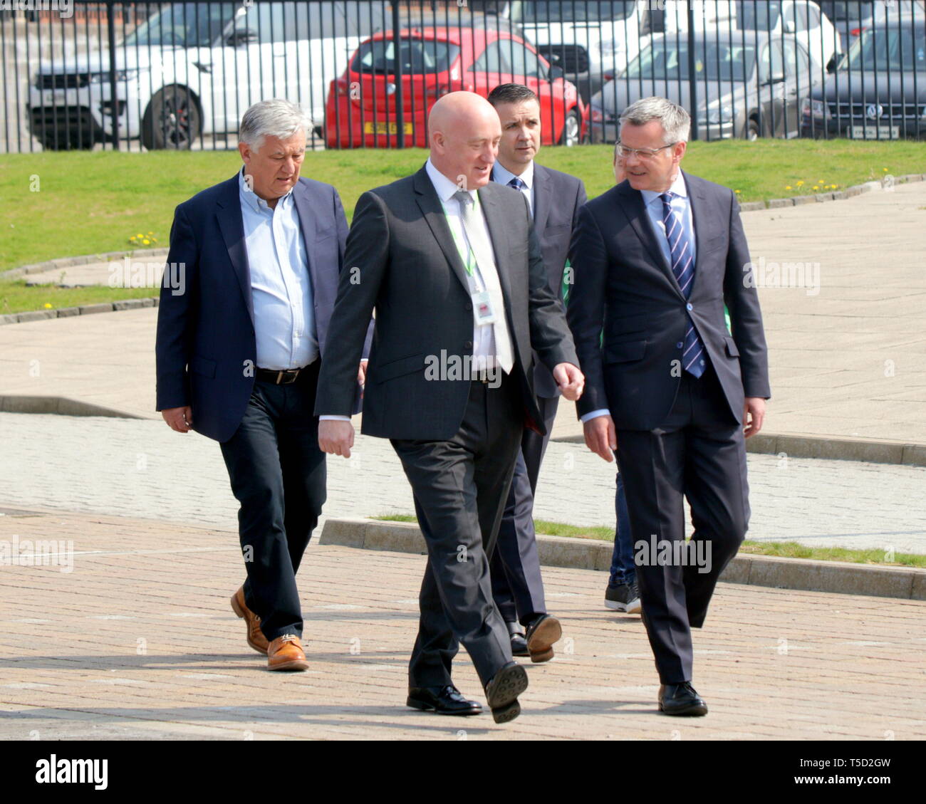 Glasgow, Scotland, Regno Unito. 24 apr, 2019. Billy McNeill statua al Celtic Park di Glasgow, Scozia, Billy McNeill statua al Celtic Park è stato visitato da ex nemico Rangers capitano John Grieg da anni settanta come pure un flusso di sostenitori di tutti i club come altre squadre sciarpe erano presenti. Credito: gerard ferry/Alamy Live News Foto Stock