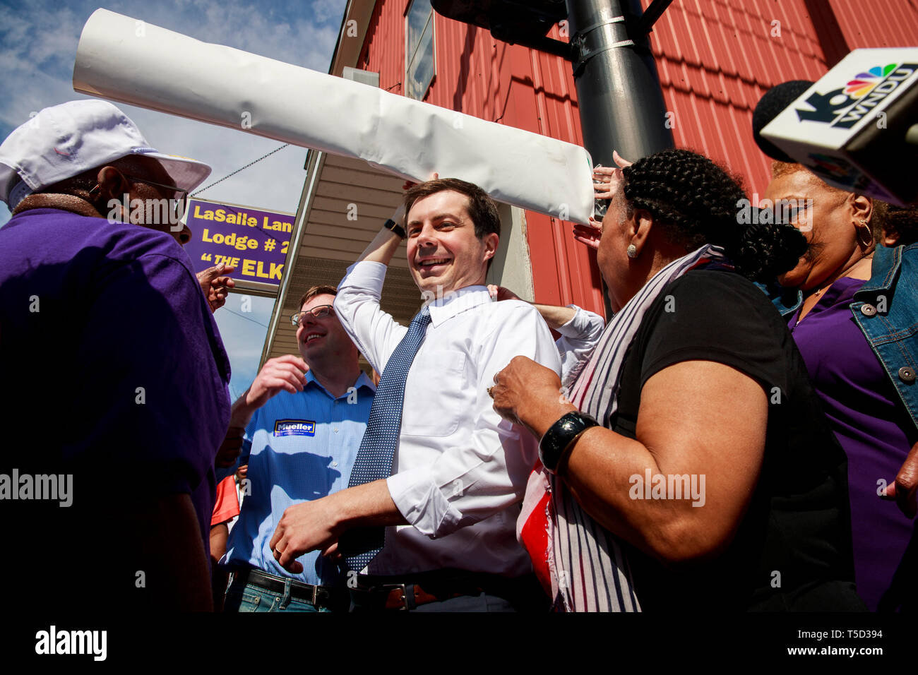 South Bend, Indiana Sindaco Pete Buttigieg, che è in esecuzione come un democratico per il Presidente degli Stati Uniti, assiste il giorno Dyngus solidarietà Day Drive Street ridenominazione presso il South Bend Elks Lodge. Dyngus Day è una tradizionale vacanza polacco, ma anche un momento di South Bend candidati tradizionalmente si è battuto per ufficio in città poiché l'Indiana elezione primaria è agli inizi di maggio. Foto Stock