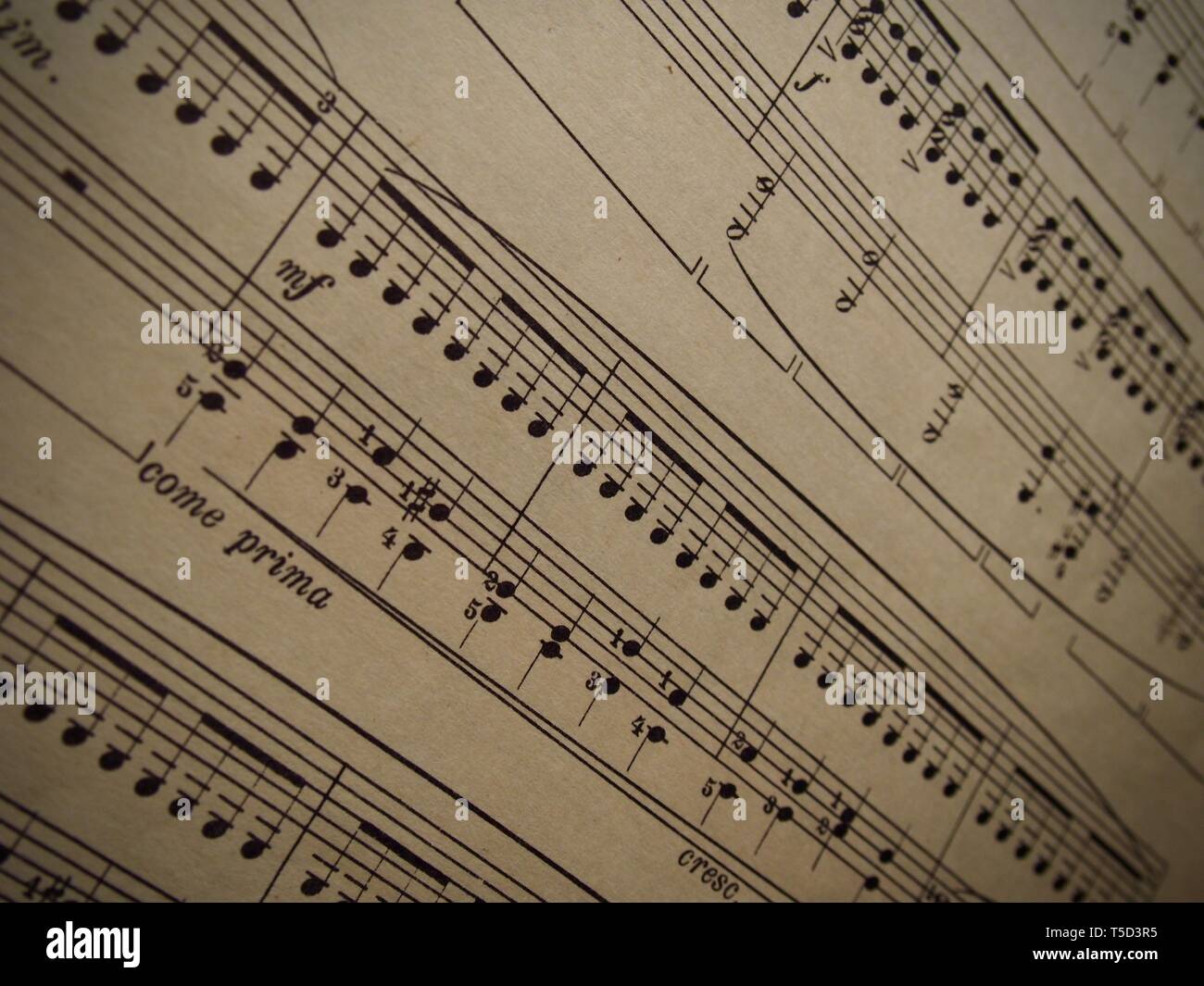 Vecchia carta di spartiti di musica per pianoforte classico Foto stock -  Alamy