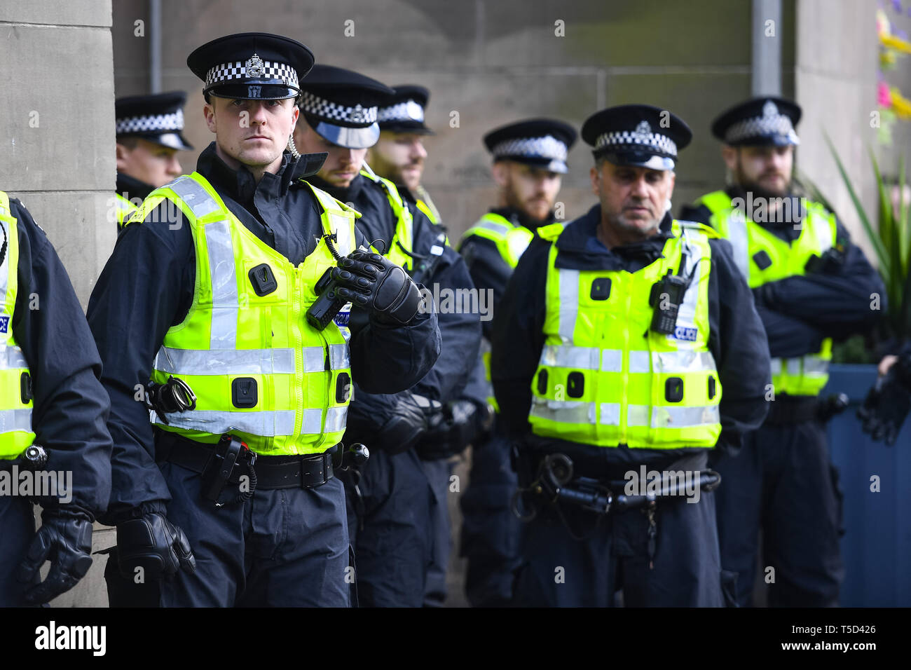 La difesa scozzese League che protestano contro gli abusi sui minori sono soddisfatte con un contatore protesta di unirsi contro il fascismo e Edinburgh Antifa, con entrambi i gruppi di protesta essendo tenuto dietro barriere a Holyrood. Dotato di: atmosfera dove: Edimburgo, Regno Unito quando: 23 Mar 2019 Credit: WENN Foto Stock