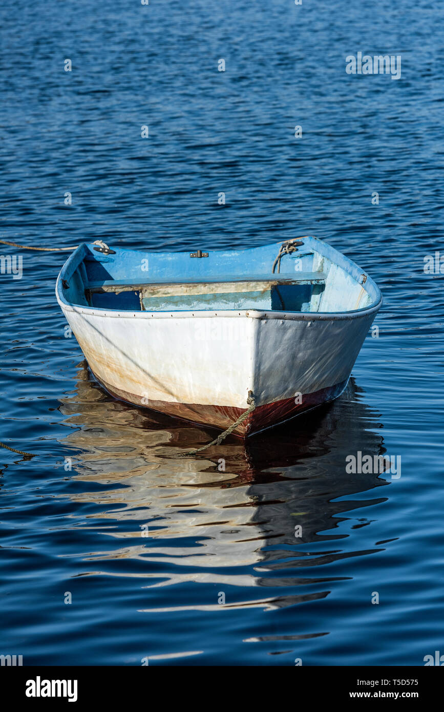 Canotto ormeggiato a Rodman Crossing, Narragansett, Rhode Island, Stati Uniti d'America. Foto Stock