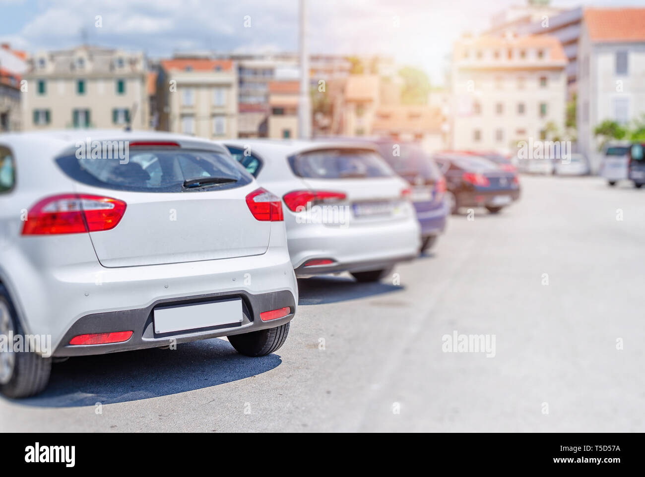 Auto nel parcheggio della città. Foto Stock