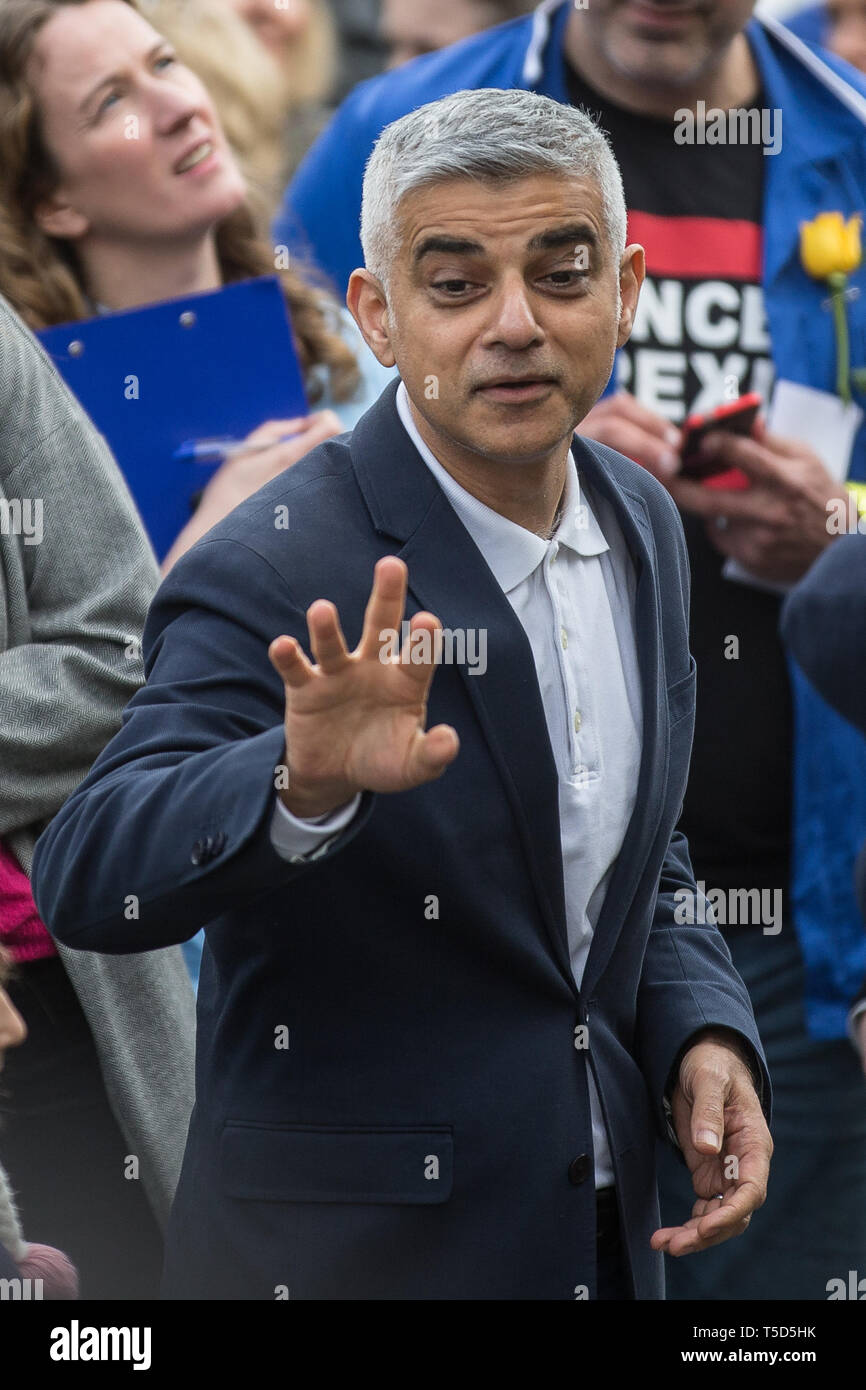 Metterlo al popolo al rally di Piazza del Parlamento vede centinaia di migliaia di persone in marzo a Londra chiedendo un ultima parola su Brexit dotate: Sadiq Khan dove: Londra, Regno Unito quando: 23 Mar 2019 Credit: Wheatley/WENN Foto Stock