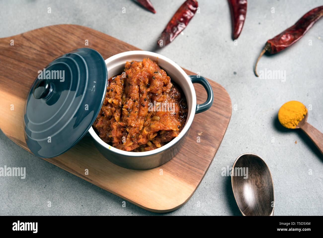 Pickle indiano nel recipiente di ceramica Foto Stock