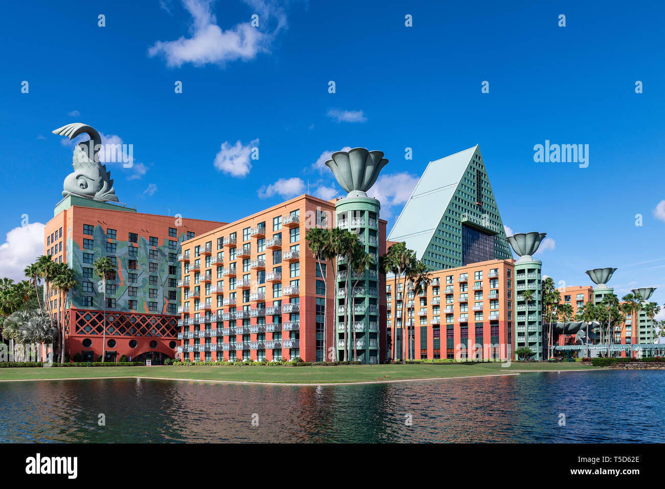 Il Walt Disney World Dolphin è un resort hotel progettato dall architetto Michael Graves, Bay Lake, Florida, Stati Uniti d'America. Foto Stock