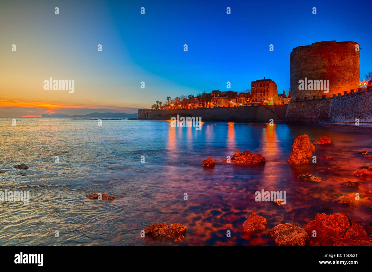 Vista di Alghero torri di notte Foto Stock