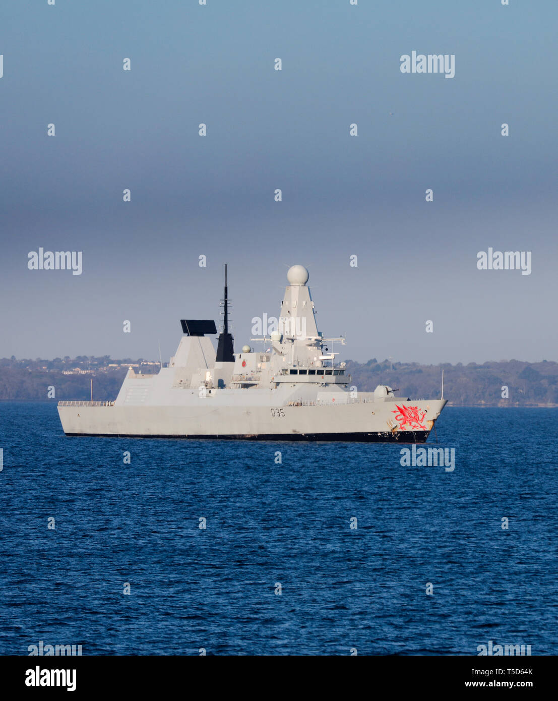 HMS Dragon ancorato nel Solent Foto Stock