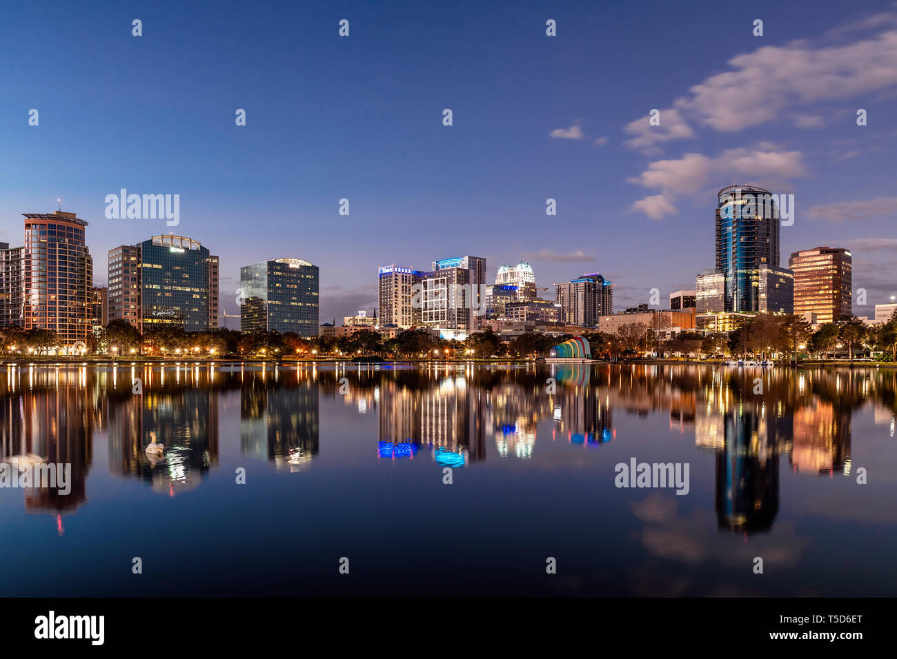 Skyline della città e Lake Eola, Orlando, Florida, Stati Uniti d'America. Foto Stock