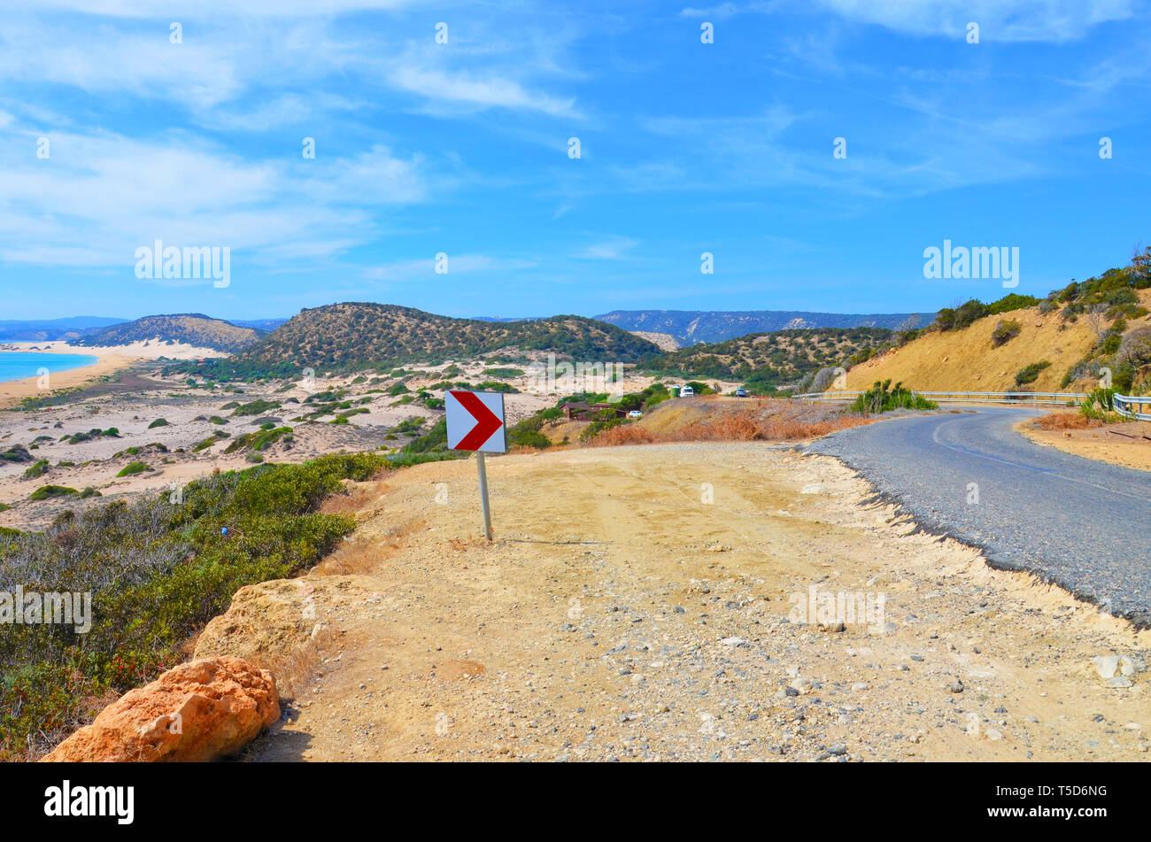 Bella vista di una stupenda baia nella penisola di Karpas, turca di Cipro Nord presi in una giornata di sole da adiacente strada panoramica. Il telecomando Bay è circondata da piccole colline con cespugli verdi. Foto Stock