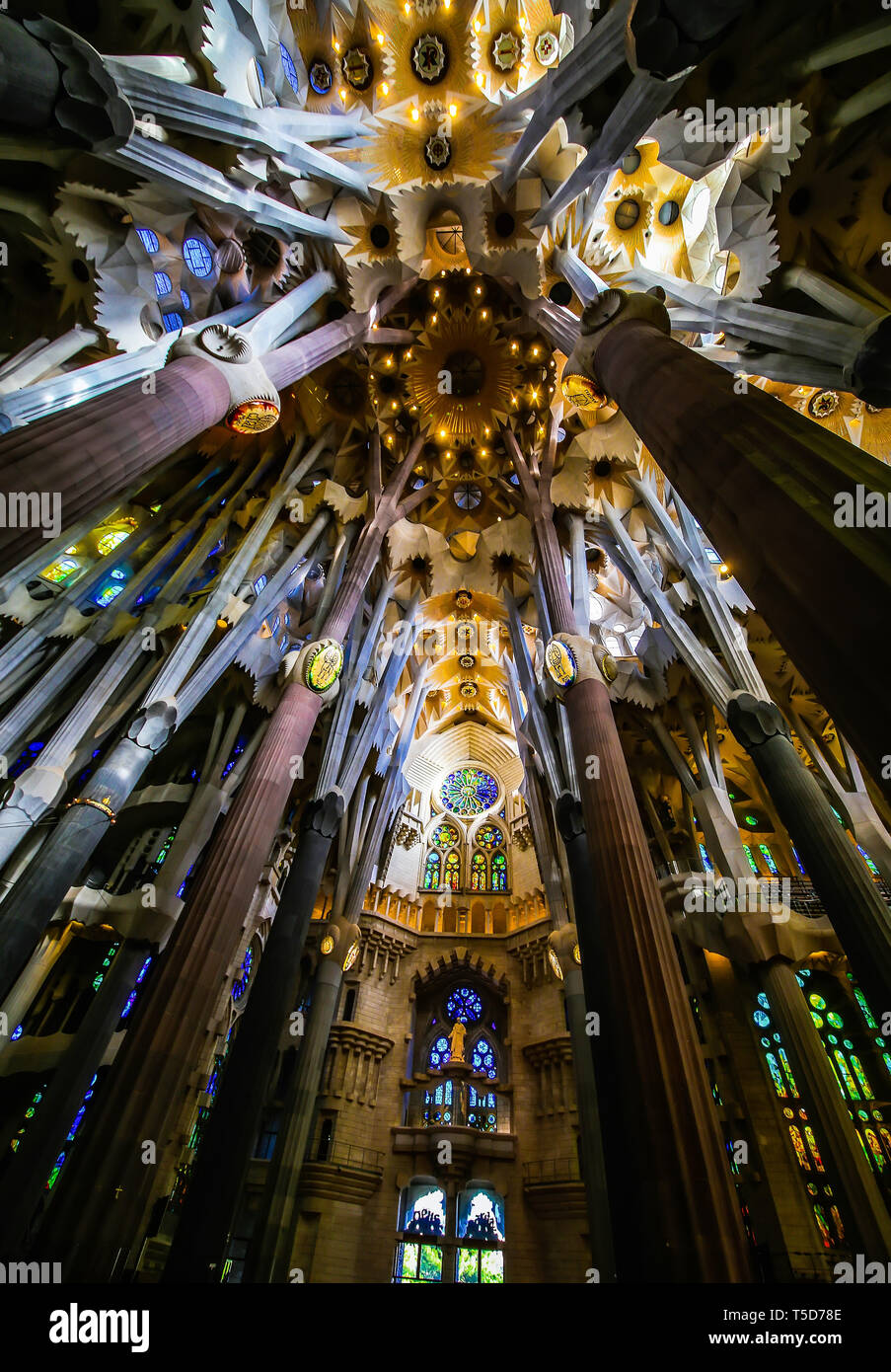 Barselona, Spagna,Novembre 14, 2017. La Basilica Tempio redentrice della Santa Famiglia Sagrada di Antonio Gaudi dall'interno Foto Stock