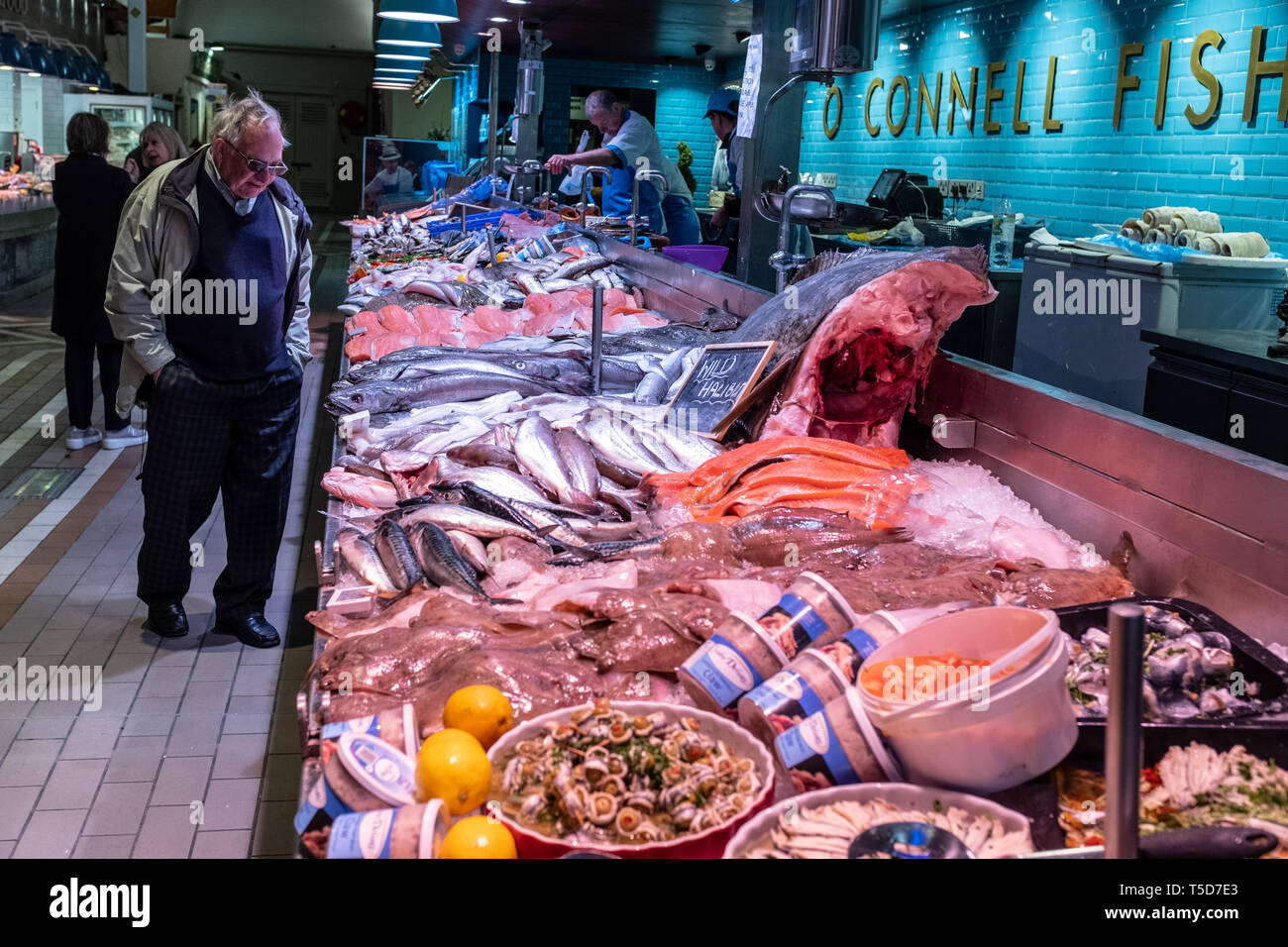 Pesce fresco. O'Connell pescivendolo al mercato inglese, Cork, Irlanda Foto Stock