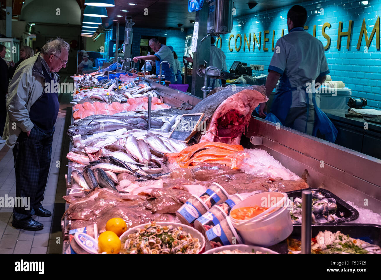 Pesce fresco. O'Connell pescivendolo al mercato inglese, Cork, Irlanda Foto Stock