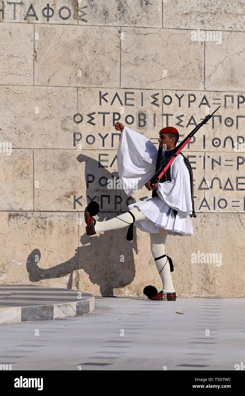 Guardia Presidenziale presso il monumento del Soldato Ignoto a Atene, Grecia Foto Stock