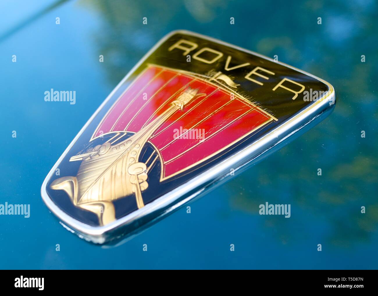 Un badge Rover sul cofano del motore di un classico Rover P6 in blu. Foto Stock