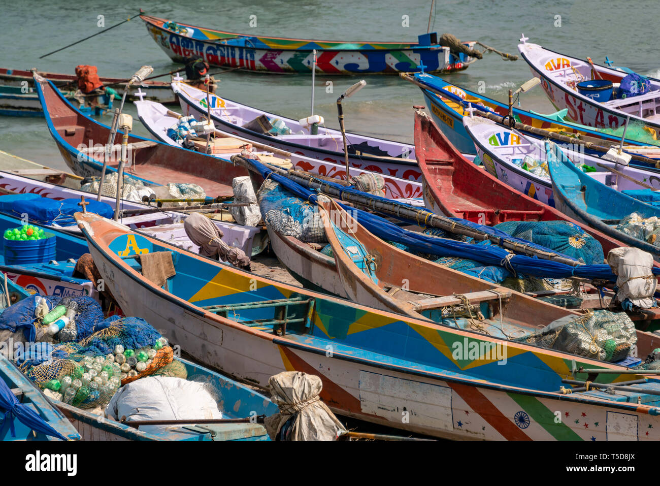 Vista orizzontale di coloratissime barche di pescatori sulla spiaggia di Kanyakumari, India. Foto Stock