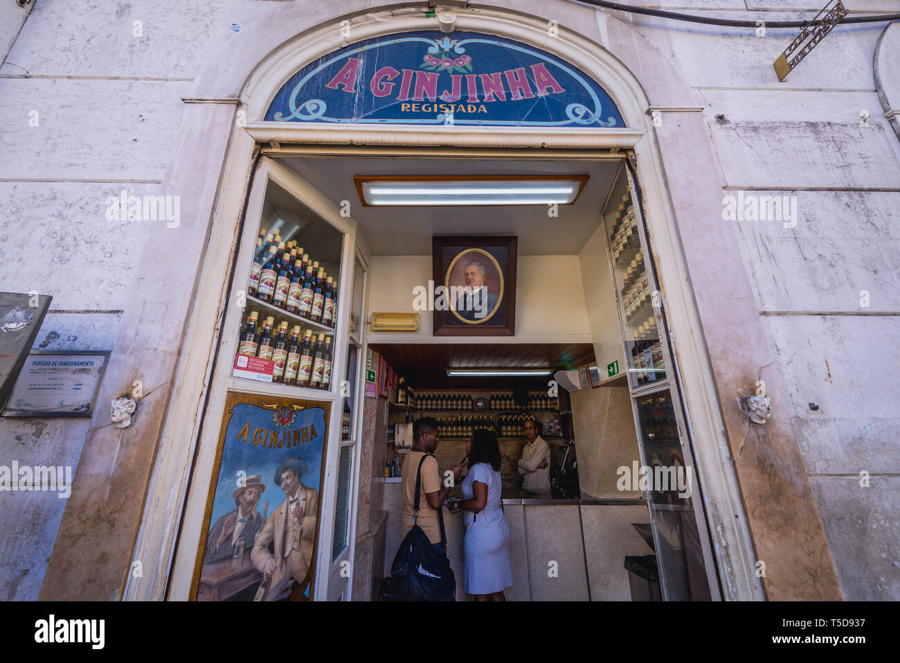 Famoso un Ginjinha bar su Sao Domingos Square a Lisbona il quartiere di Baixa, Portogallo Foto Stock