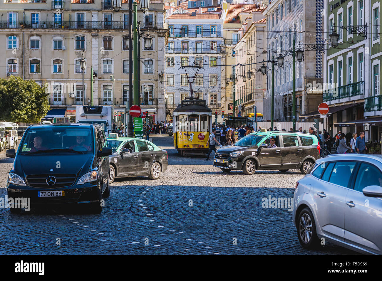 La linea di tram 25 sulla Praça da Figueira - Piazza del fico nel quartiere Baixa di Lisbona, Portogallo Foto Stock