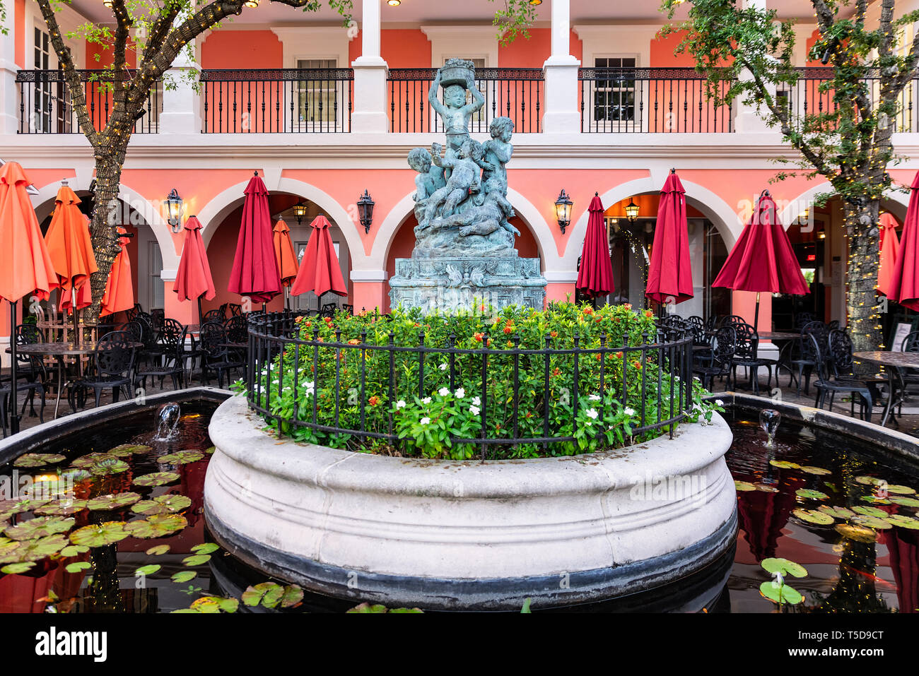 Cortile con fontana a Jane's Cafe, Naples, Florida, Stati Uniti d'America. Foto Stock