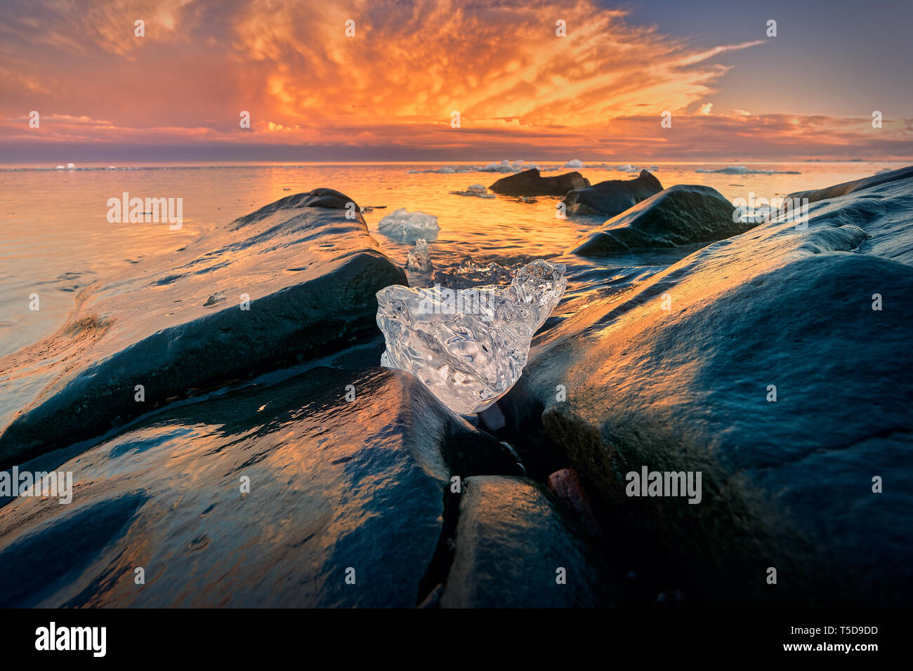 Bel Tramonto nuvole sopra il lago di orizzonte con riflessioni Foto Stock