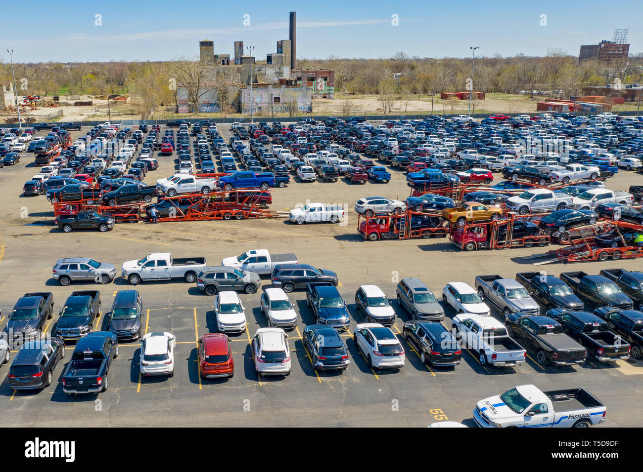 Detroit, Michigan - camion e automobili costruite da Fiat Chrysler sono caricati su auto haul camion per il trasporto ai rivenditori a Cassens del trasporto Connor cantiere Foto Stock