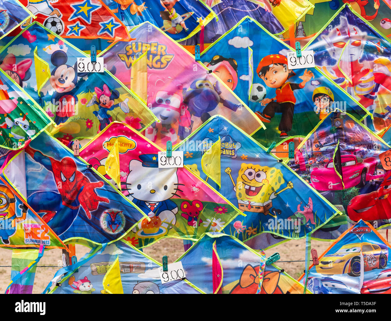 Bambini€™s aquiloni con il famoso cartone animato motivazioni per la vendita da parte di un venditore presso una spiaggia nel Kelantan Stato della Malaysia. Foto Stock