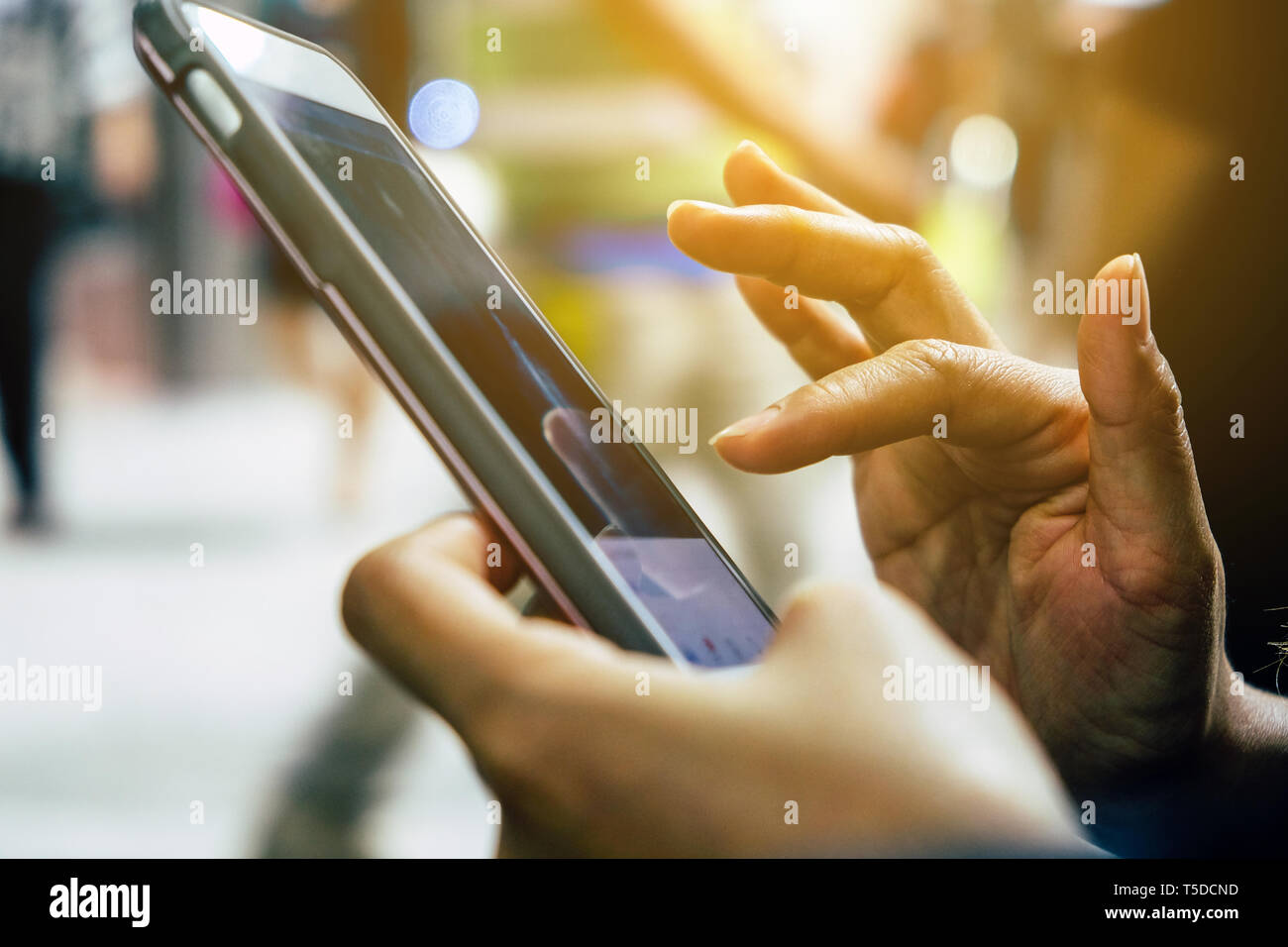 Primo piano immagine di donna di mani e toccando uno smartphone Foto Stock