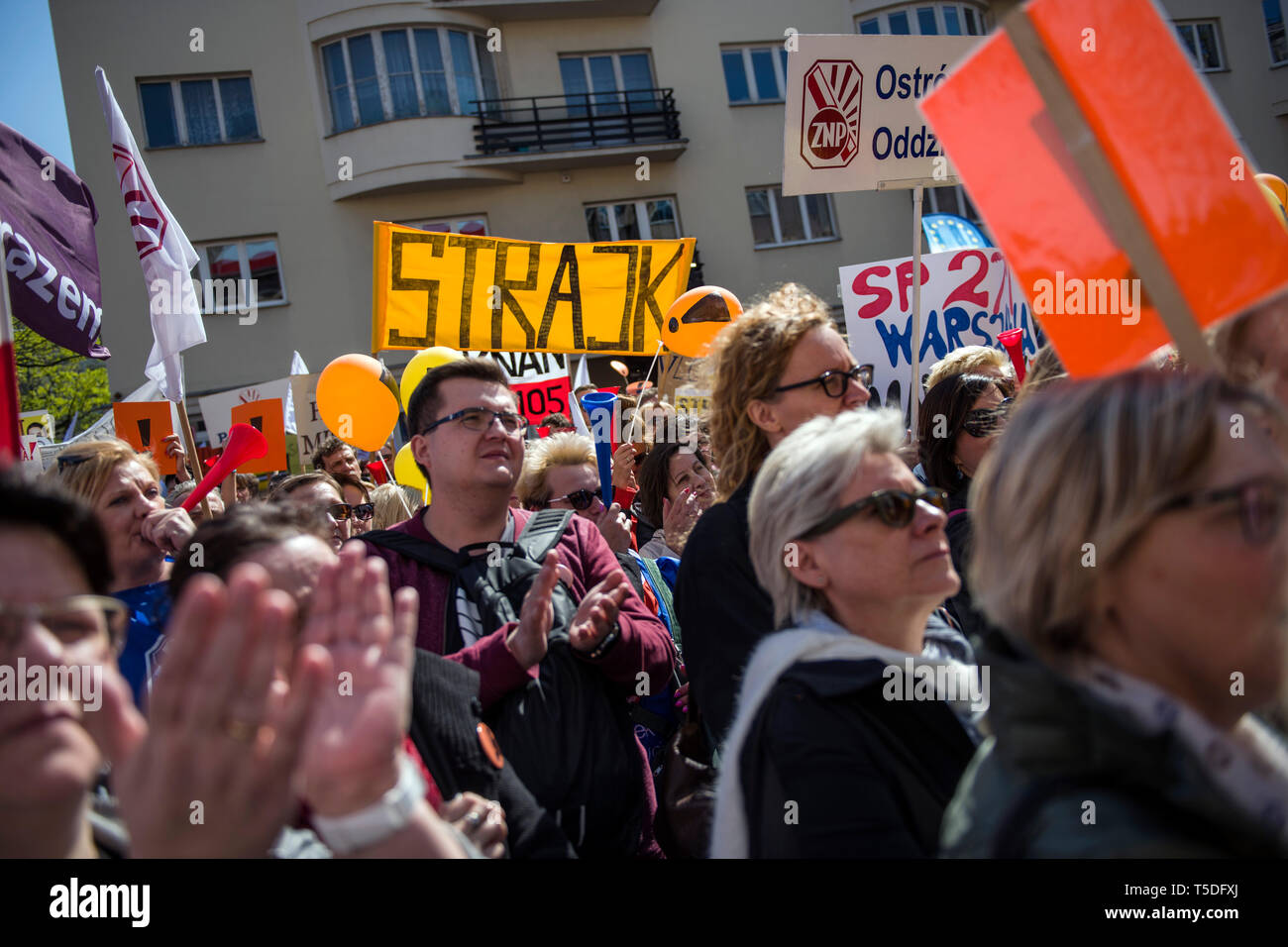 Gli insegnanti si vede holding cartelloni, le bandiere e gli striscioni durante la protesta. Il sedicesimo giorno di sciopero dei docenti migliaia di insegnanti si sono riuniti di fronte alla sede centrale del ministero della Pubblica Istruzione per continuare con il loro sciopero in Polonia. A martedì la protesta, la testa del polacco Teachers' Unione, Slawomir Broniarz, votati alla lotta su 'per insegnanti' dignità". Foto Stock
