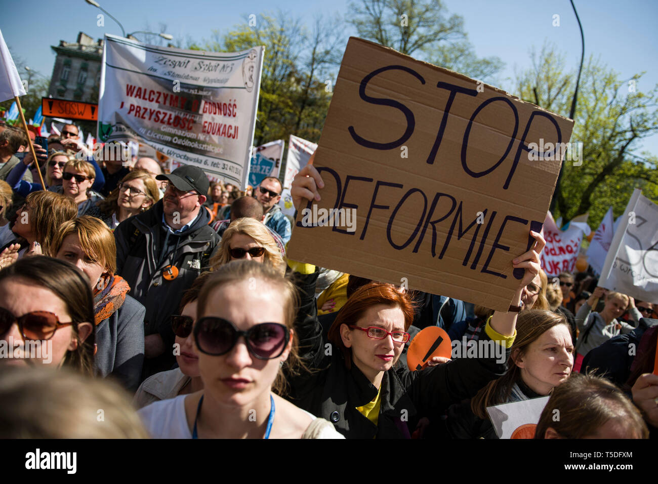 Gli insegnanti si vede tenendo striscioni, bandiere e cartelli con un punto esclamativo durante la protesta. Il sedicesimo giorno di sciopero dei docenti migliaia di insegnanti si sono riuniti di fronte alla sede centrale del ministero della Pubblica Istruzione per continuare con il loro sciopero in Polonia. A martedì la protesta, la testa del polacco Teachers' Unione, Slawomir Broniarz, votati alla lotta su 'per insegnanti' dignità". Foto Stock