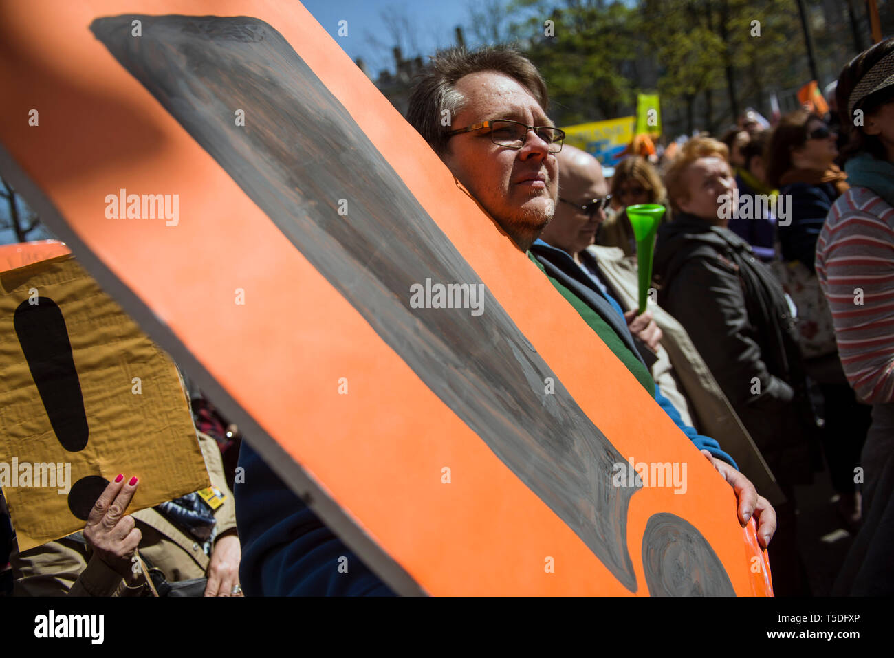 Un manifestante visto tenendo un cartello con un punto esclamativo durante la dimostrazione. Il sedicesimo giorno di sciopero dei docenti migliaia di insegnanti si sono riuniti di fronte alla sede centrale del ministero della Pubblica Istruzione per continuare con il loro sciopero in Polonia. A martedì la protesta, la testa del polacco Teachers' Unione, Slawomir Broniarz, votati alla lotta su 'per insegnanti' dignità". Foto Stock