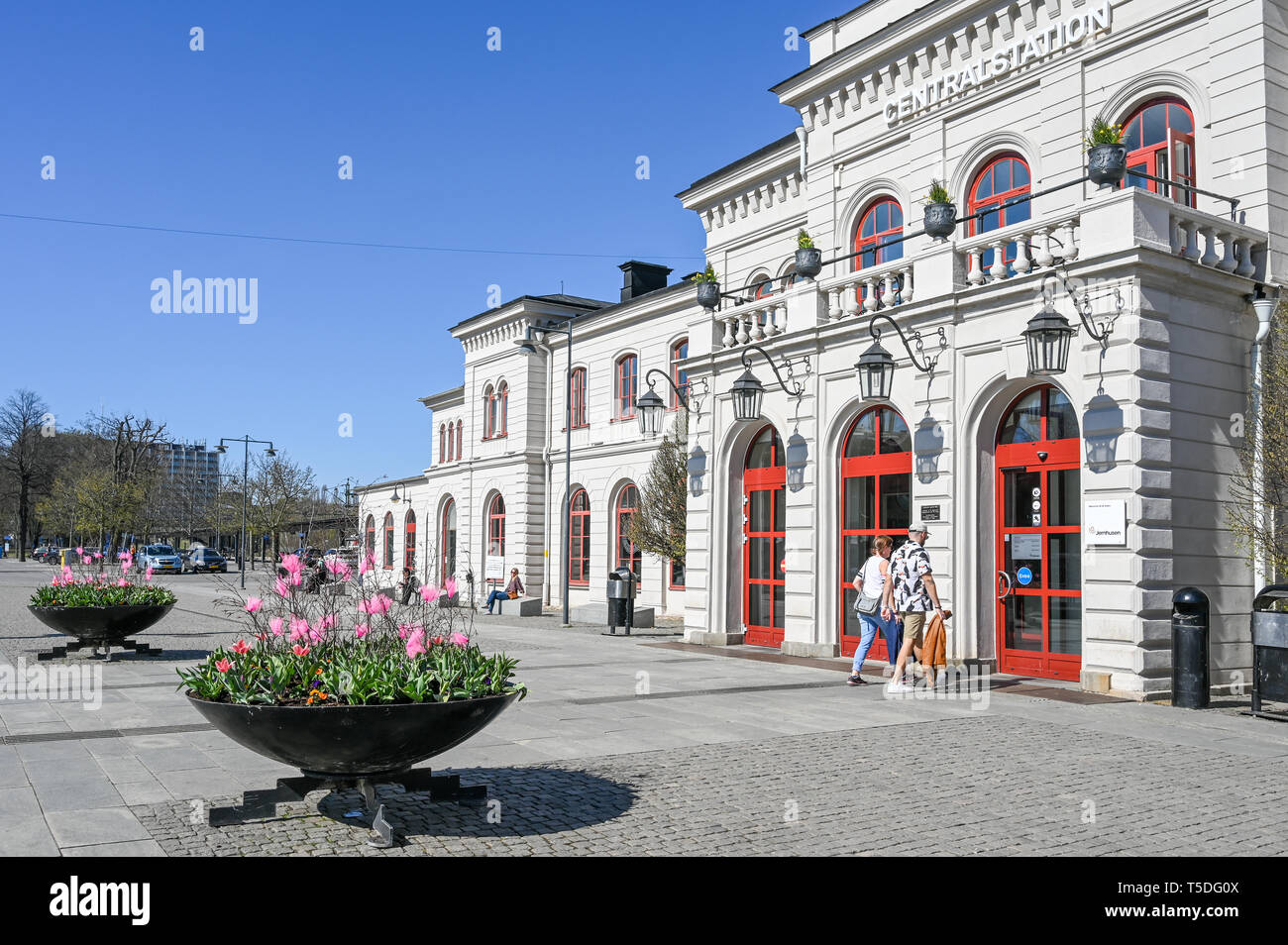 Decorazioni di pasqua a Norrkoping Stazione Centrale durante la primavera in Svezia. La stazione ferroviaria risale al 1866. Foto Stock