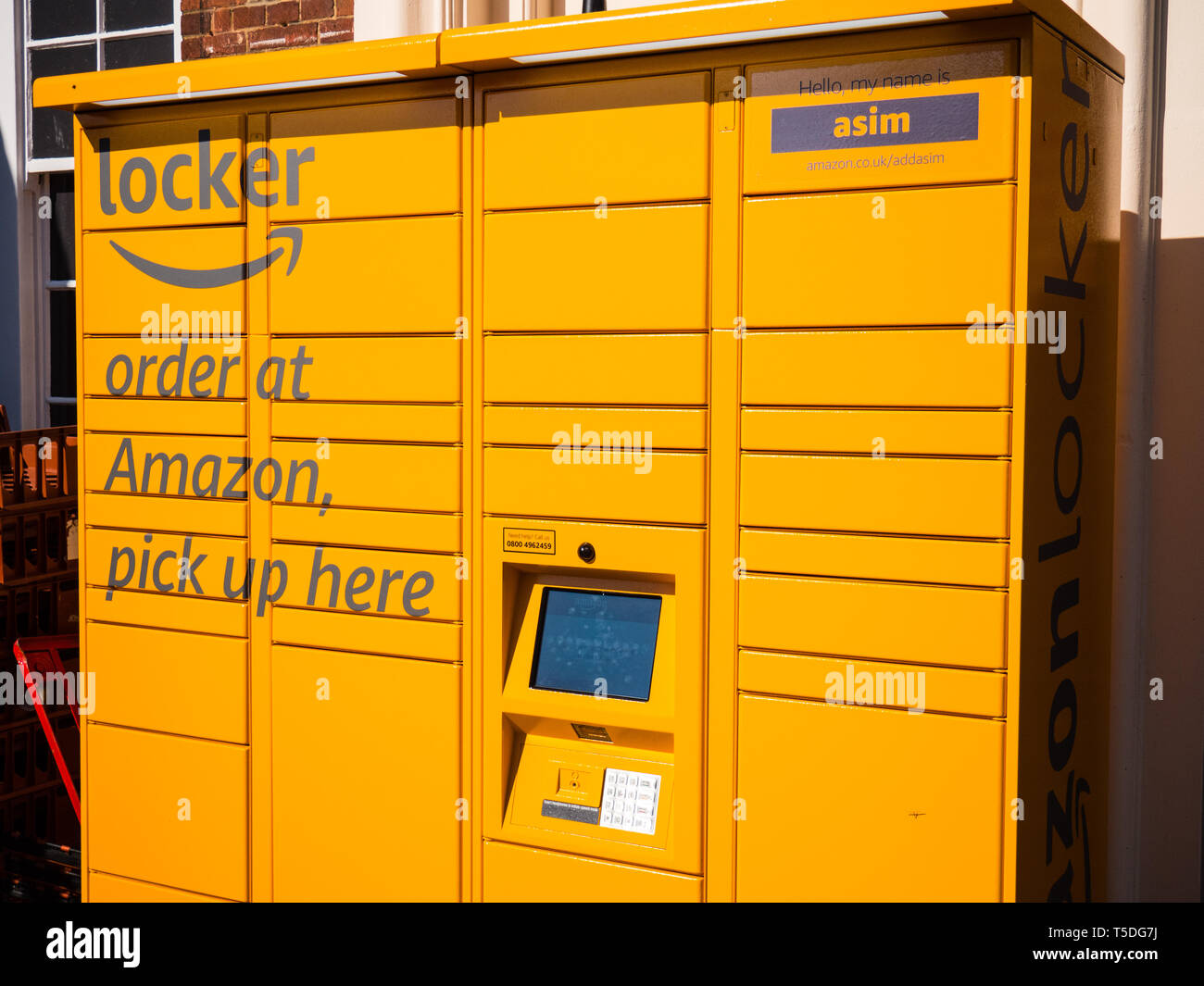 Amazon Locker Self Service Servizio di recapito pacchi Co-Op Store, Reading, Berkshire, Inghilterra, Regno Unito, GB. Foto Stock