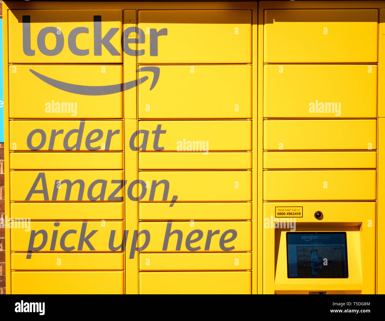 Amazon Locker Self Service Servizio di recapito pacchi Co-Op Store, Reading, Berkshire, Inghilterra, Regno Unito, GB. Foto Stock