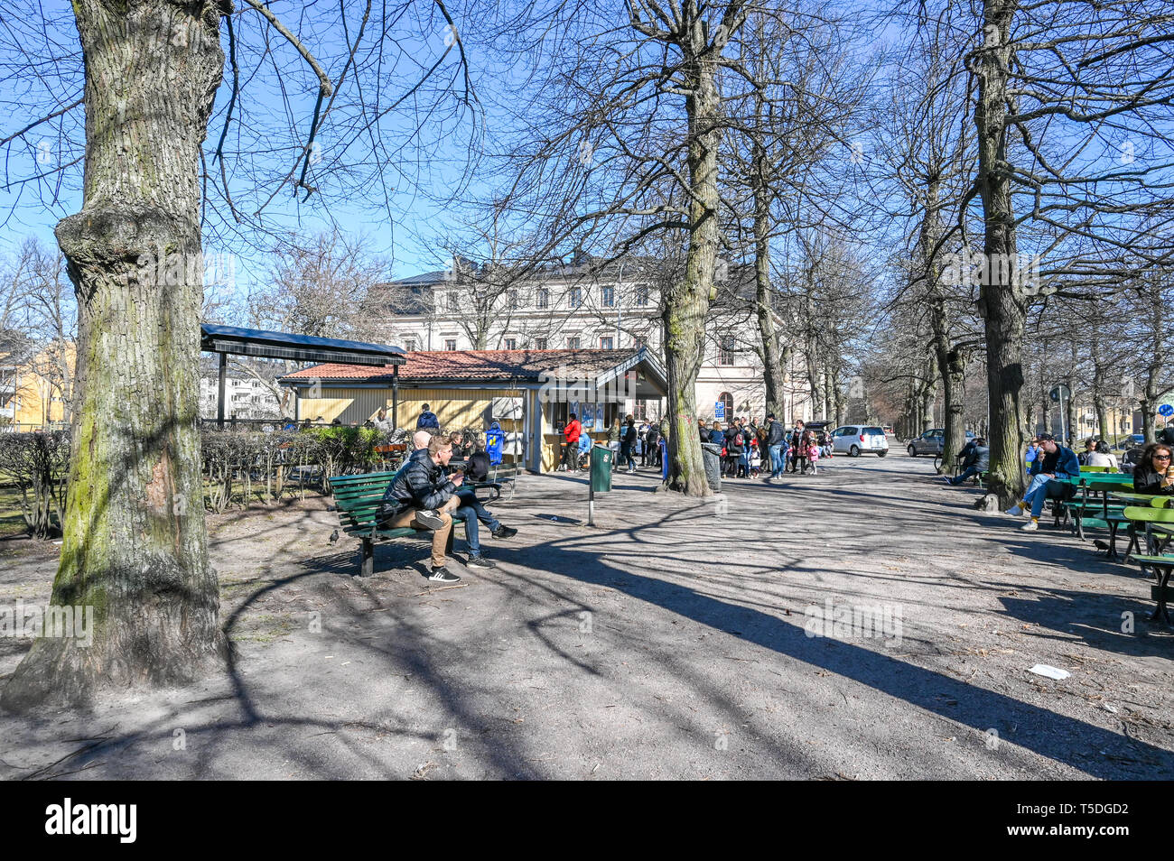 Halvars Gelato chiosco sulla passeggiata meridionale in Norrköping, Svezia è un leggendario gelato sparso spesso attraggono le lunghe code. Foto Stock