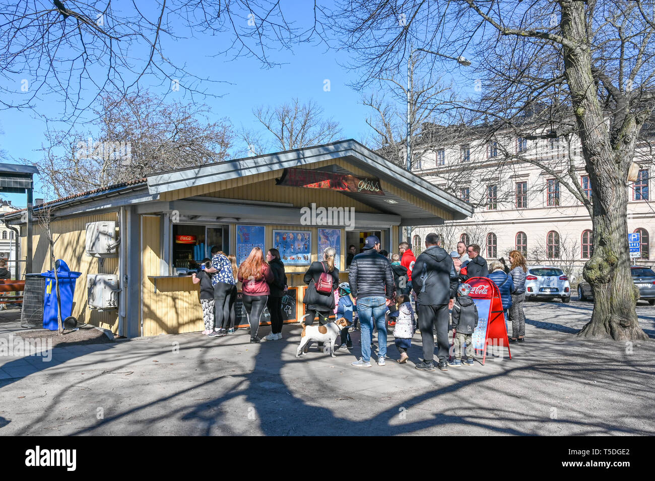 Halvars Gelato chiosco sulla passeggiata meridionale in Norrköping, Svezia è un leggendario gelato sparso spesso attraggono le lunghe code. Foto Stock