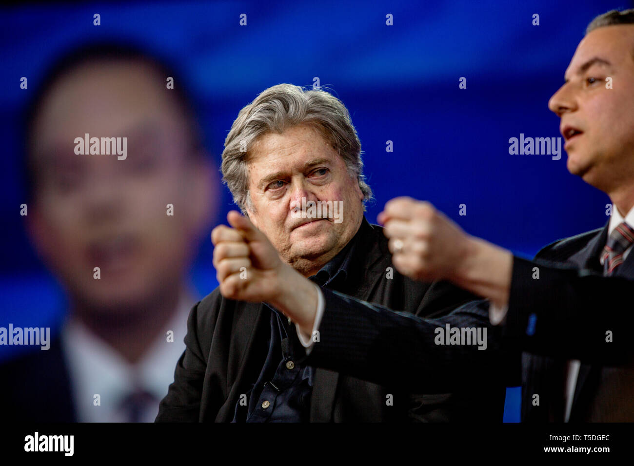 Il presidente e la Casa Bianca capo stratega Steve Bannon e il capo del personale della Casa Bianca, Reince Priebus parlare al CPAC, conservatori azione politica conferenza. Foto Stock