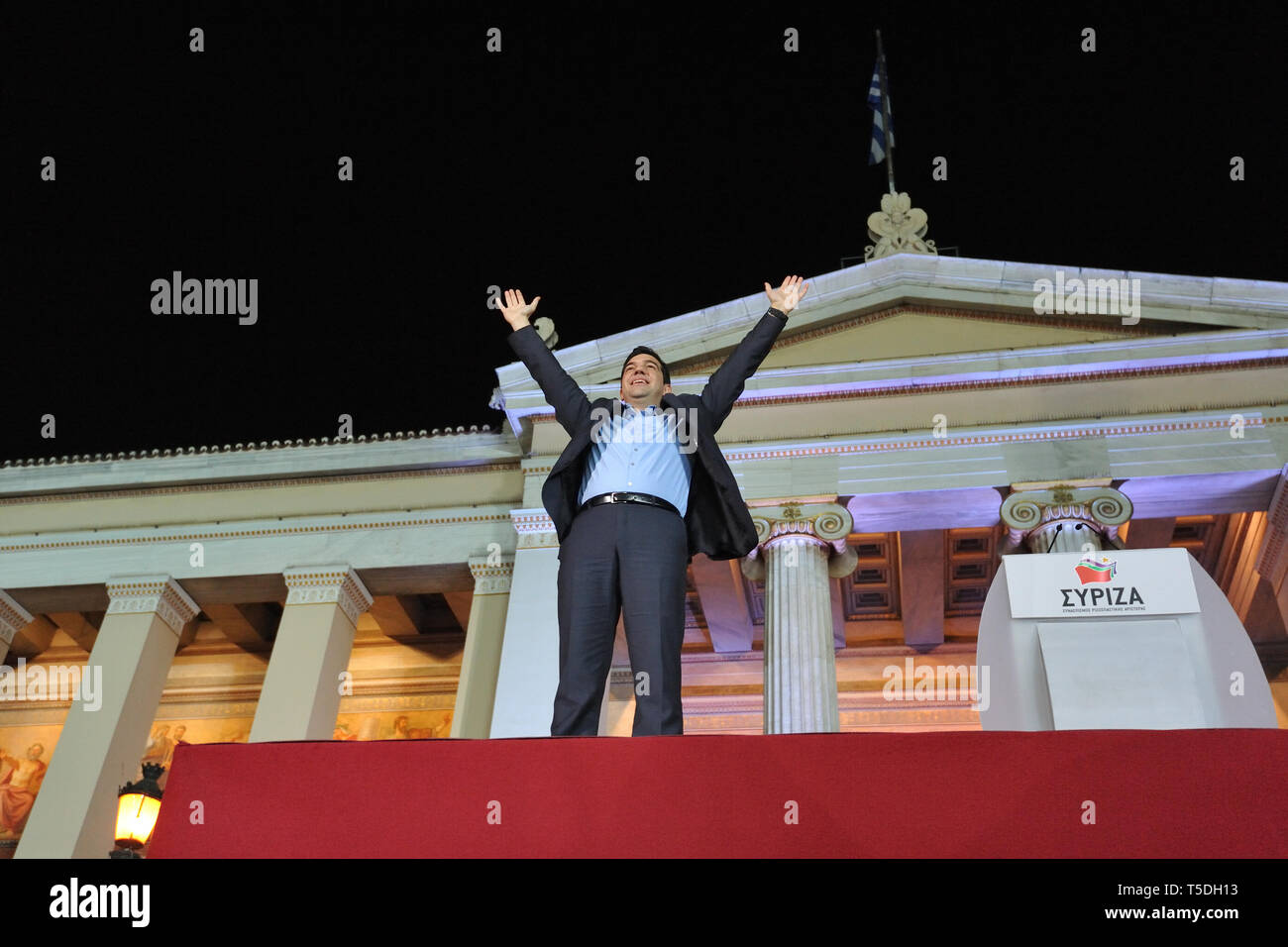 Atene, Grecia. 25 gen 2015. Alexis Tsipras le onde a sostenitori celebrando la vittoria elettorale di SYRIZA ad Atene, in Grecia. Credito: Nicolas Koutsokostas/Alamy Stock Photo. Foto Stock