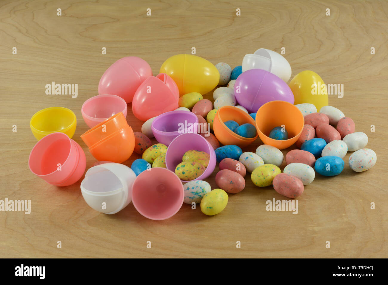 Preparazione per uovo di Pasqua Caccia mettendo la caramella ricoperta di latte al malto di palline in forma di uova di uccello in eco-friendly plastica riciclabile uova pasquali fatte f Foto Stock