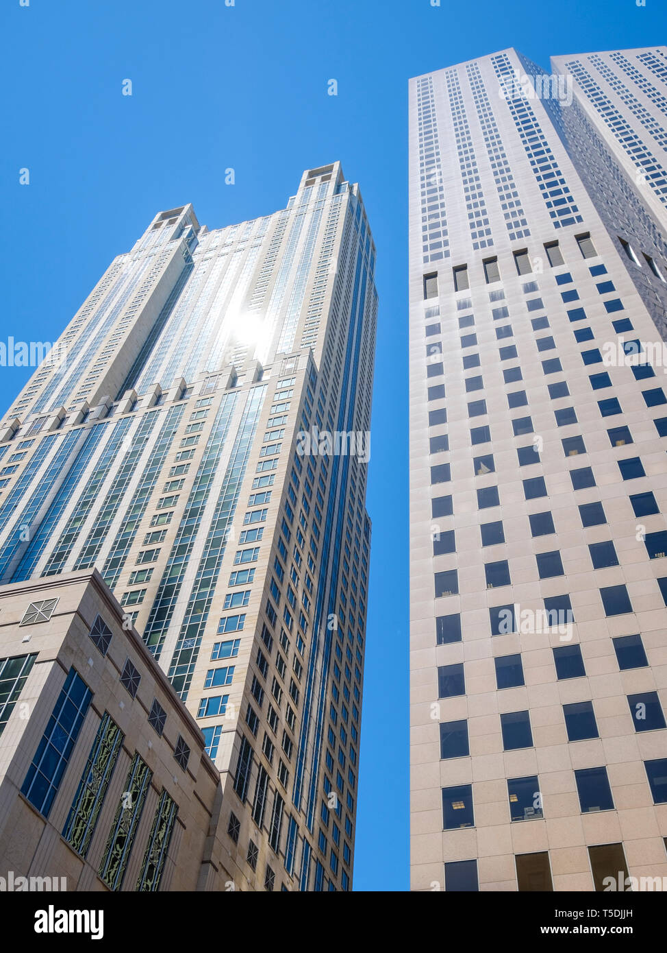 Dettaglio dei grattacieli di Chicago in la ripresa ad angolo basso a Magnificent Mile (Michigan Avenue nel centro di Chicago Foto Stock