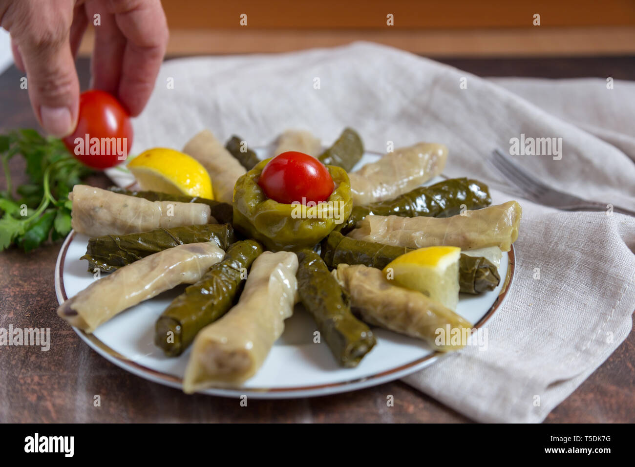 Cibo turco tradizionale con olio di oliva foglie di cavolo e peperoni ripieni Foto Stock