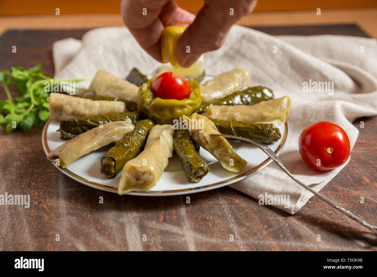 Cibo turco tradizionale con olio di oliva foglie di cavolo e peperoni ripieni Foto Stock