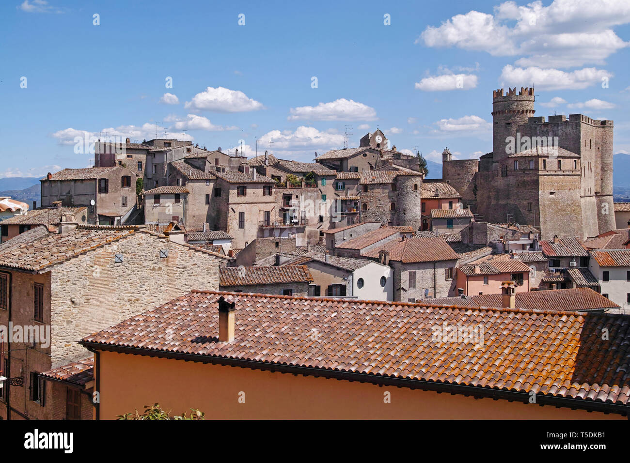 Vista del centro storico e il castello di Nazzano Foto Stock