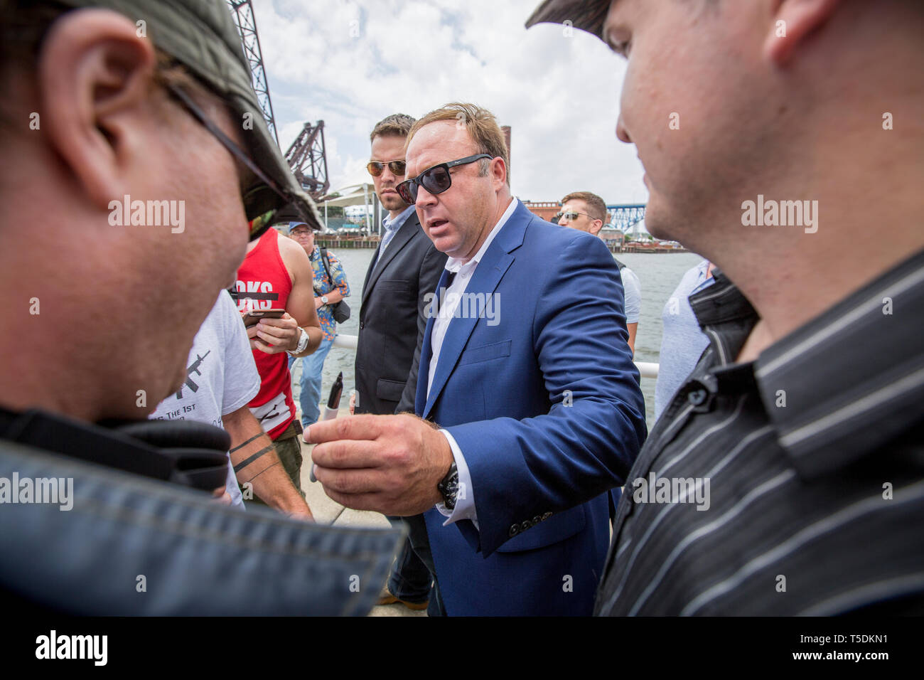 Radio shock jock, cospirazione teorico e fondatore di Infowars, Alex Jones, in una pistola di pro rally all'inizio della Convention Nazionale Repubblicana in Cleveland. Foto Stock