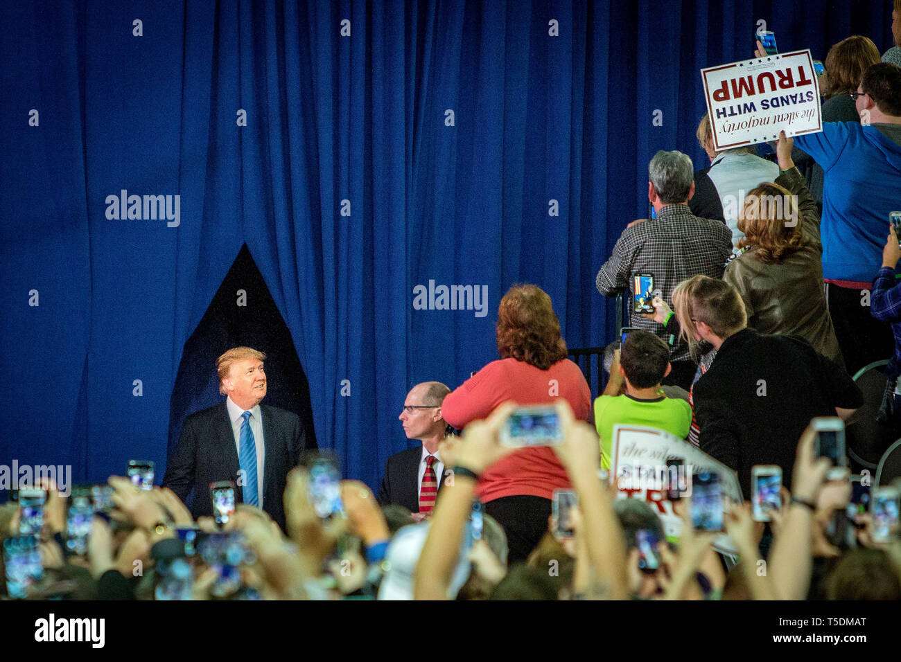 Speranzoso presidenziale Donald Trump (R) parla di una campagna evento presso il Centro Congressi Arena a Columbus. Foto Stock