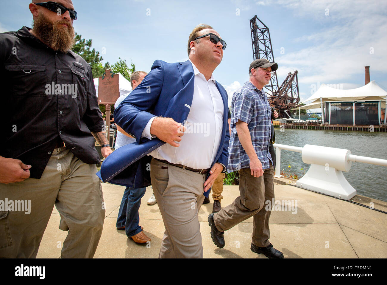 Radio shock jock, cospirazione teorico e fondatore di Infowars, Alex Jones, in una pistola di pro rally all'inizio della Convention Nazionale Repubblicana in Cleveland. Foto Stock
