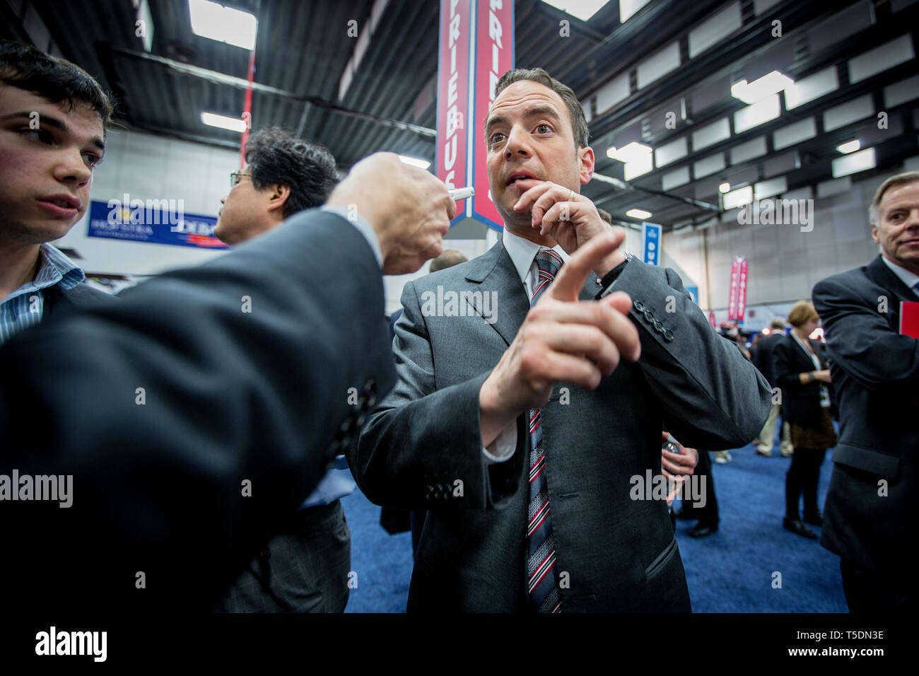 Presidente del Partito Repubblicano Reince Priebus. Il presidente Barack Obama e Mitt Romney dibattiti alla Hofstra University nel secondo dibattito presidenziale. Foto Stock