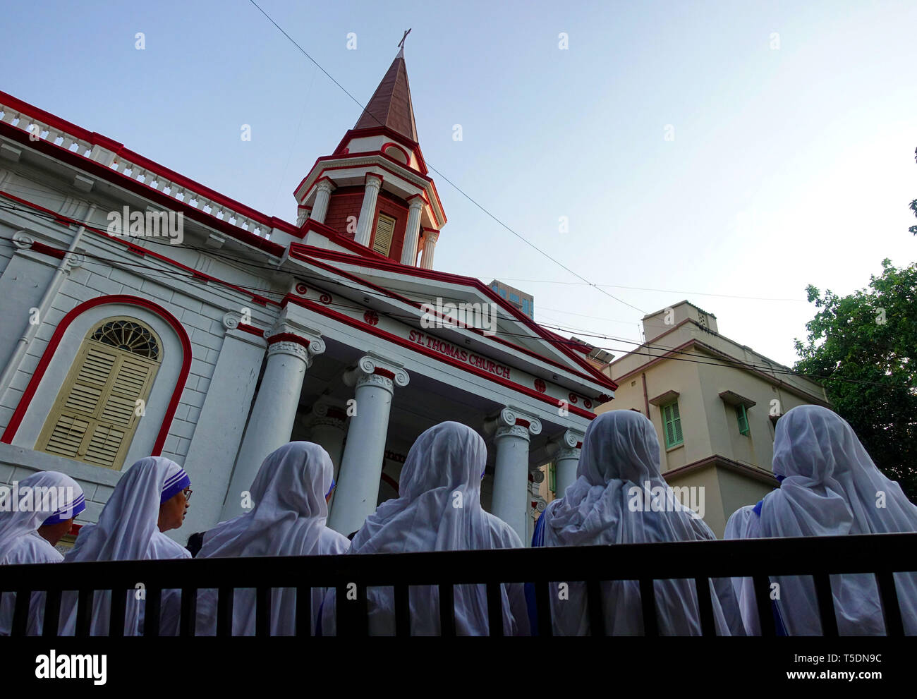 Le monache dall associazione cattolica del Bengala sono visti pregare mentre il pagamento di attributo per le vittime dello Srilanka a st. Chiesa di San Tommaso a Kolkata. Domenica XXI Aprile almeno 300 persone sono morte in esplosione suicida durante la Pasqua la preghiera da un gruppo terroristico in Srilanka. Foto Stock